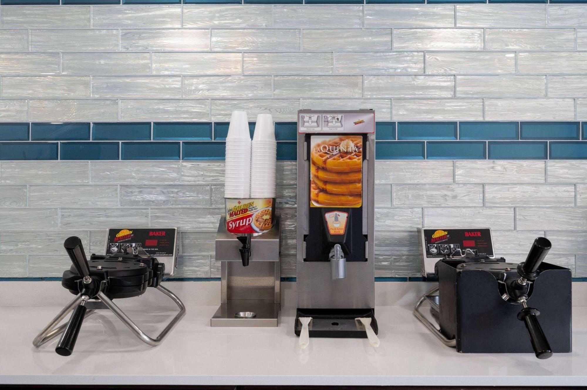 La Quinta Inn By Wyndham Indianapolis Airport Executive Dr Buitenkant foto
