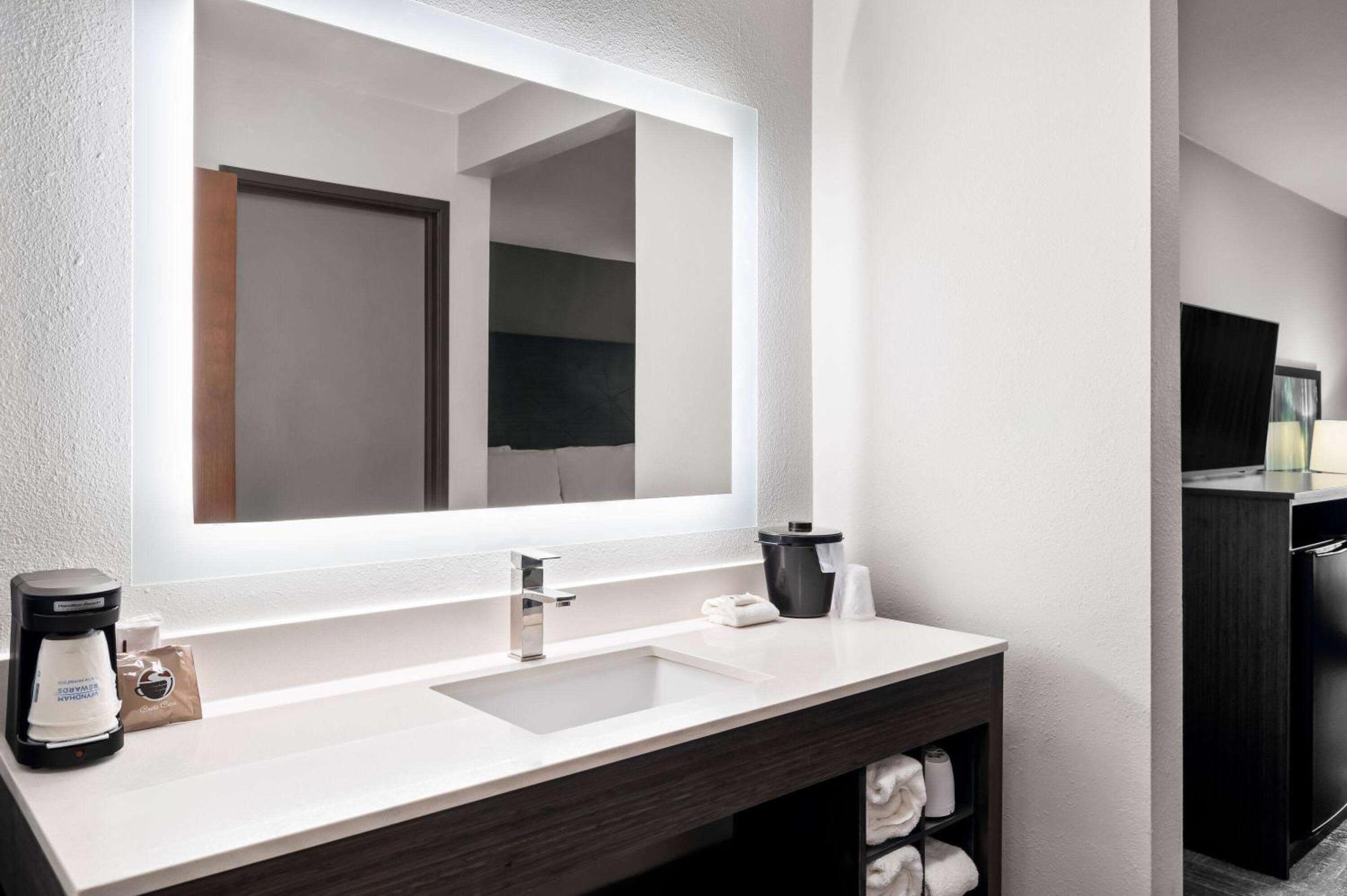 La Quinta Inn By Wyndham Indianapolis Airport Executive Dr Buitenkant foto