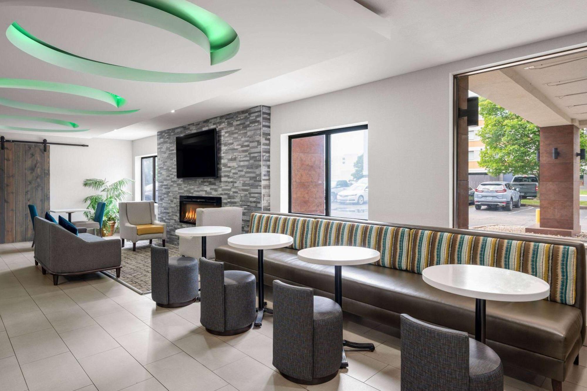 La Quinta Inn By Wyndham Indianapolis Airport Executive Dr Buitenkant foto