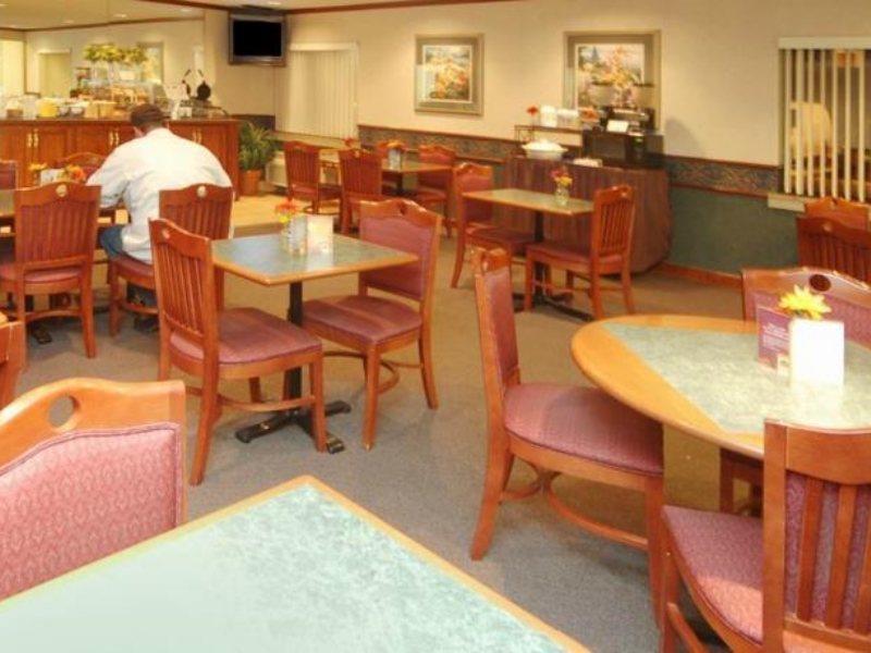 La Quinta Inn By Wyndham Indianapolis Airport Executive Dr Buitenkant foto